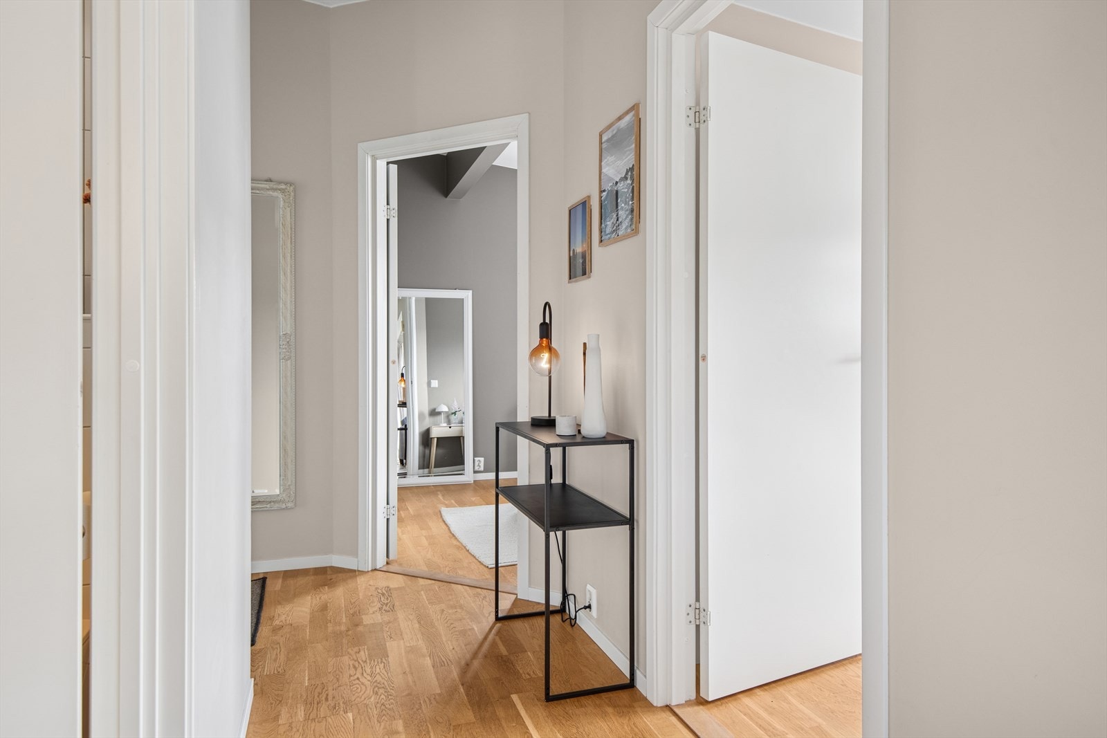 Lyse overflater og parkett på gulvet. Galleribilde