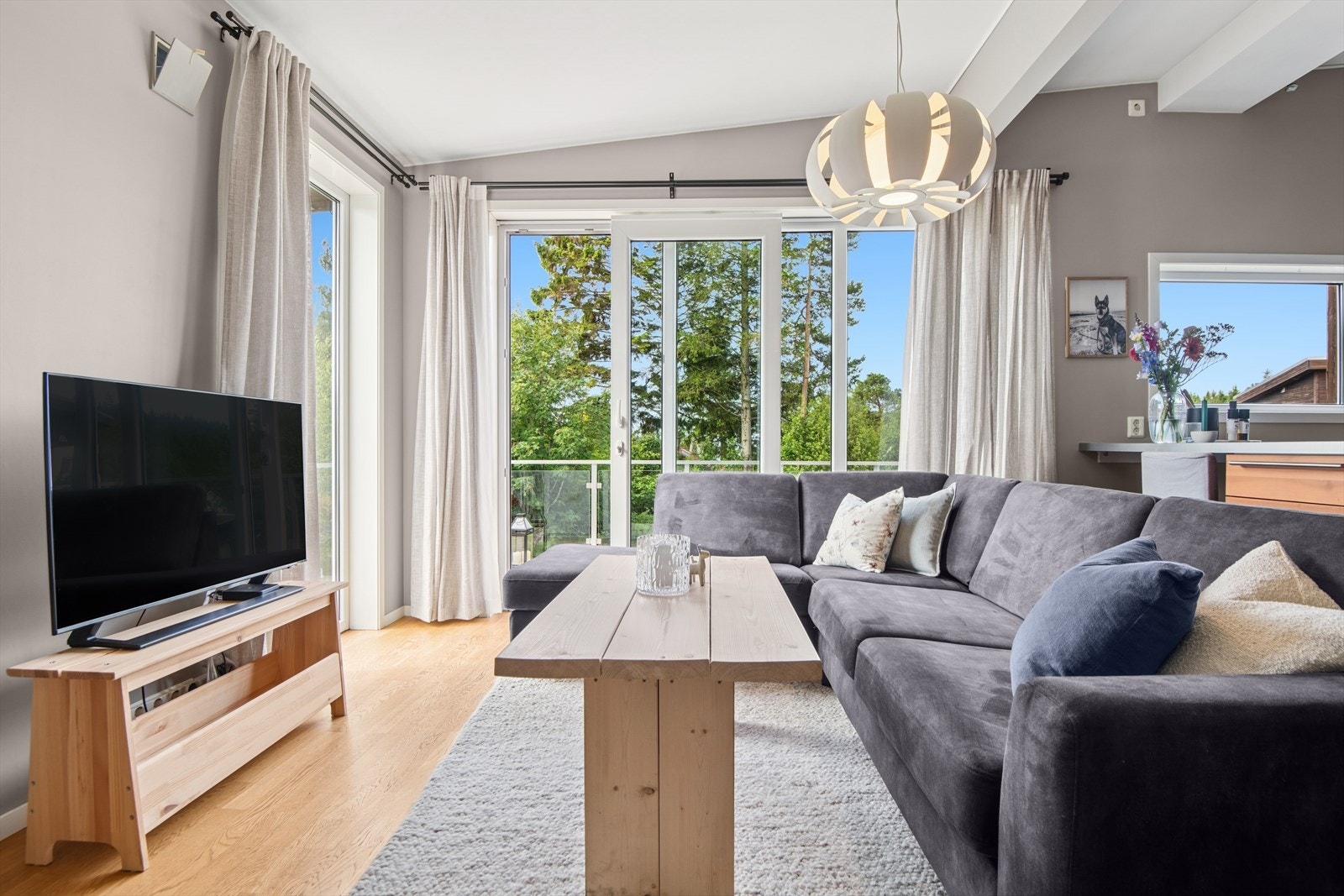 Stuen har gode lysforhold fra de store vindusflatene. Galleribilde