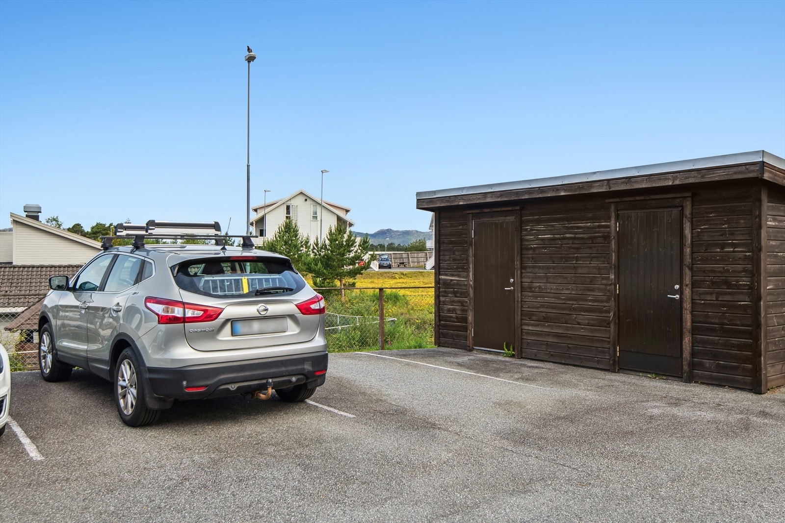Det medfølger en parkeringsplass samt gjesteparkering. Galleribilde