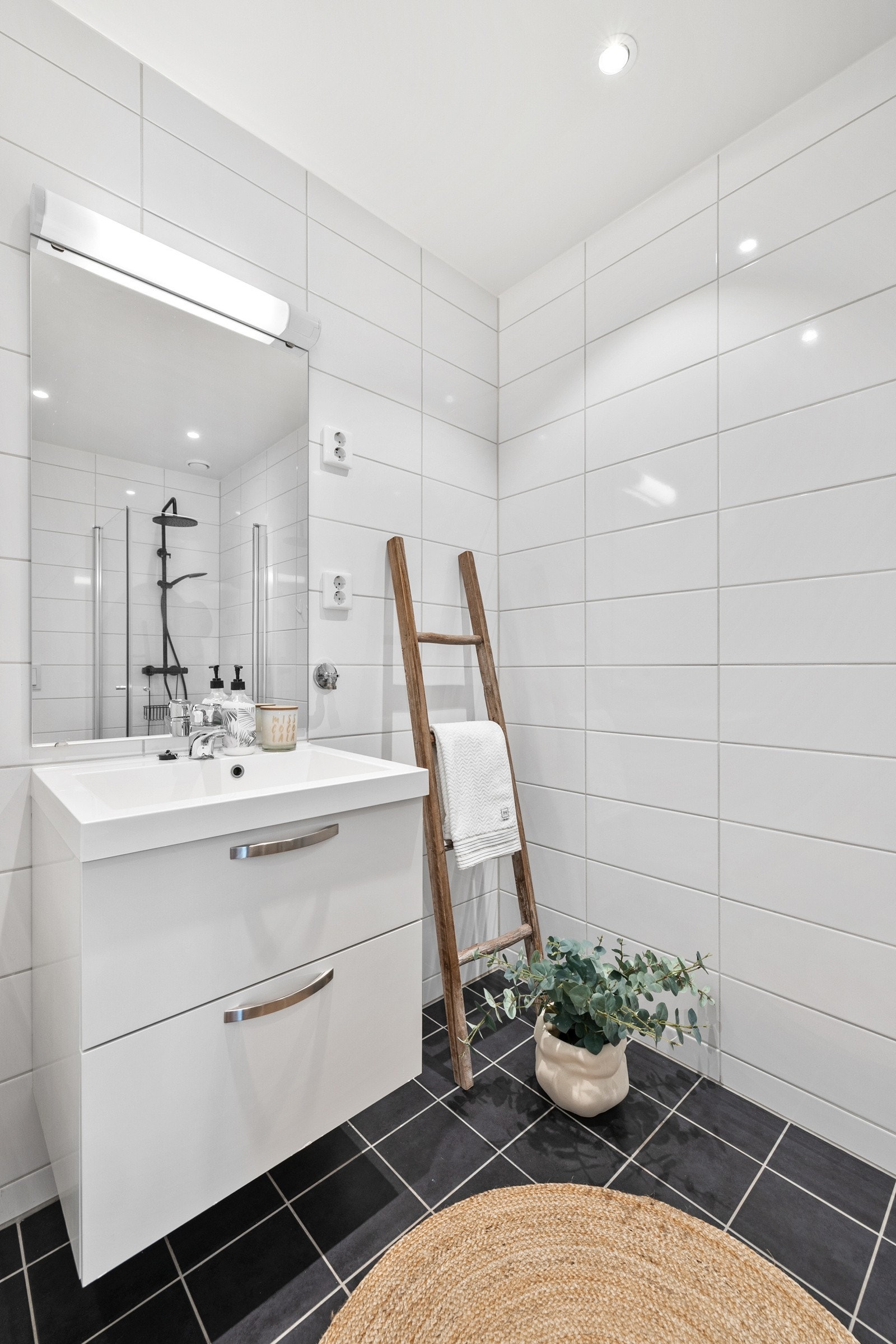 Badet holder en moderne standard og har plass til vaskemaskin. Galleribilde