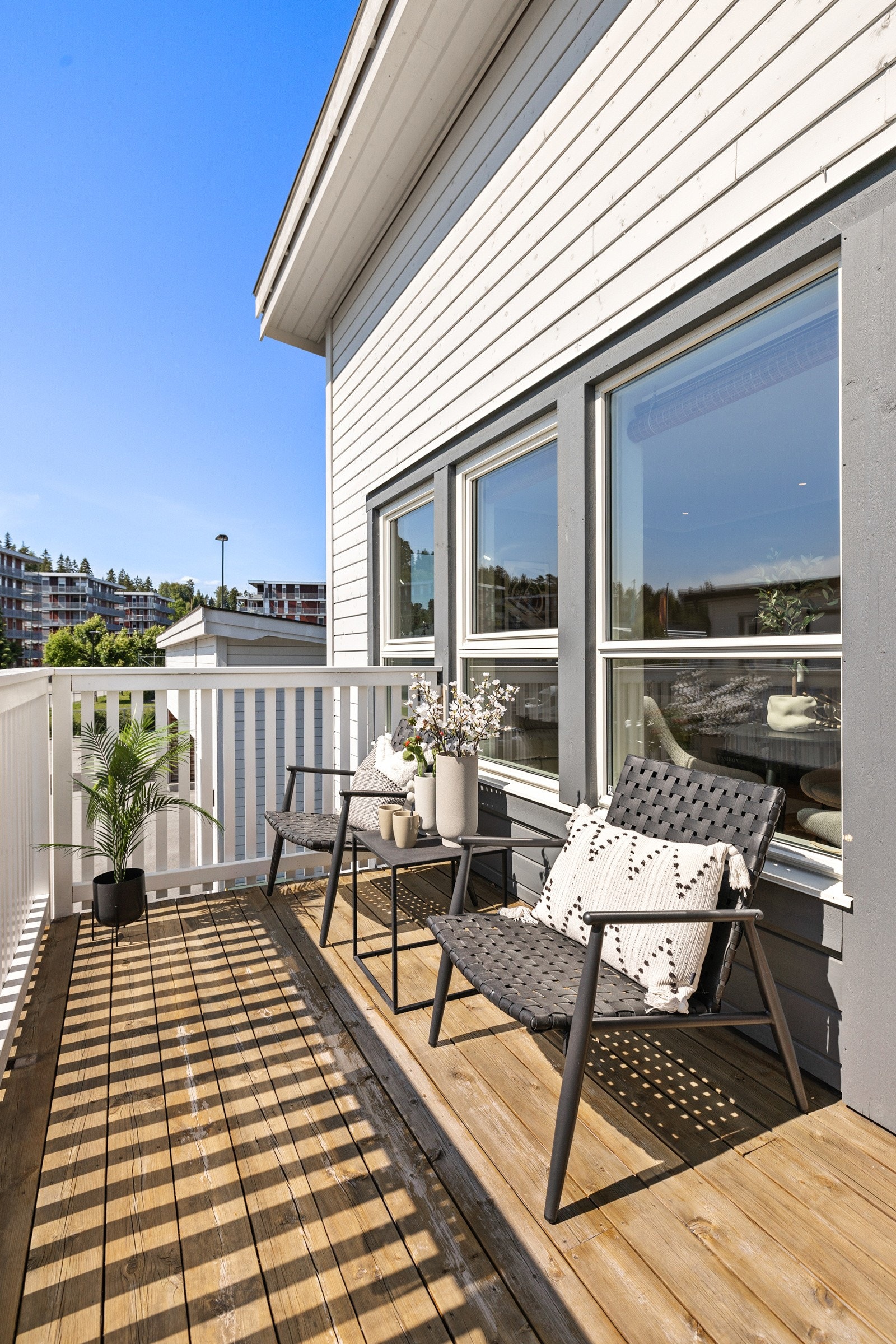 Verandaen ut fra stuen har gode solforhold store deler av dagen, og plattingen ved inngangspartiet har morgensol. Galleribilde