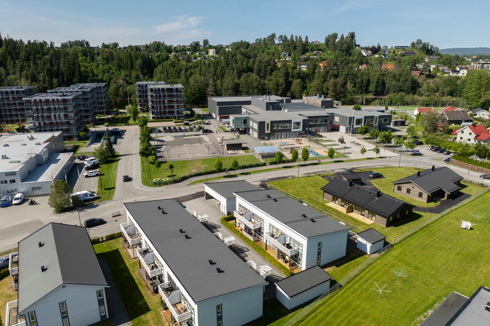 Rett ved boligen ligger Benterud barneskole, samt er det gangavstand til barnehager, VGS og Universitetet. Galleribilde