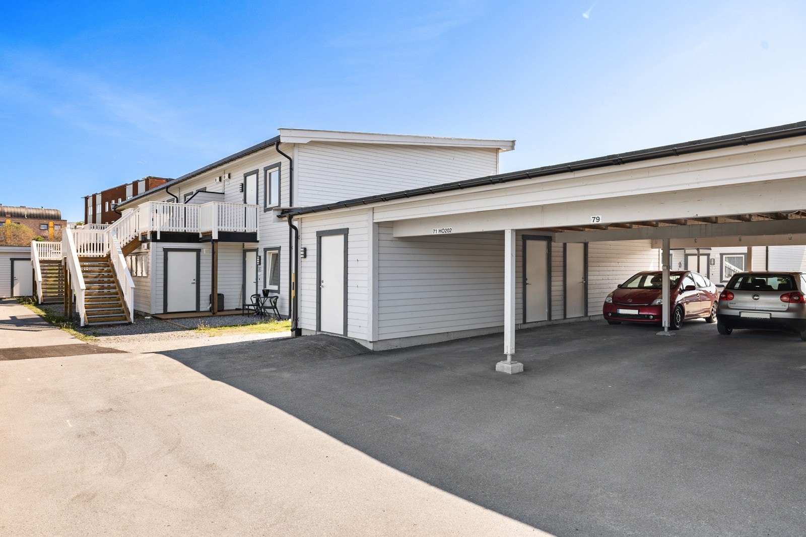 Tilhørende boligen er det parkeringsplass i carport, samt er det felles parkeringsplass. Galleribilde