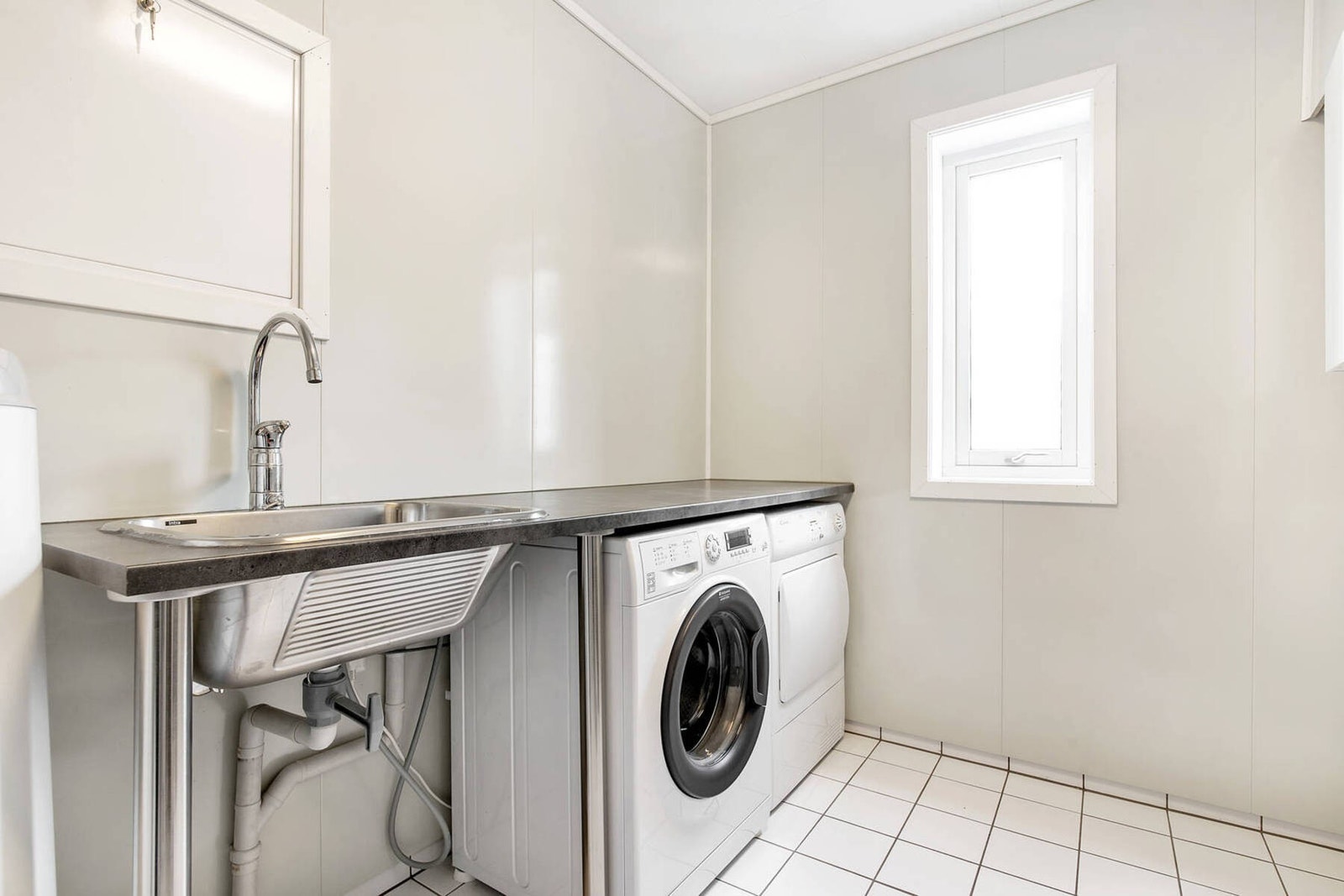 Praktisk vaskerom på hele 6 kvm med opplegg med opplegg for vaskemaskin og utslagsvask. Galleribilde