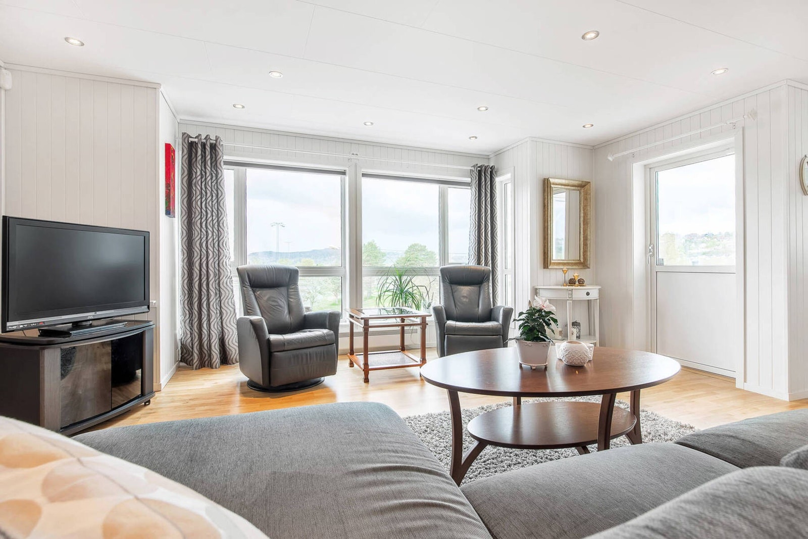 I hovedetasjen finner du en svært åpen og praktisk planløsning med stue på hele 34,5 kvm. Galleribilde