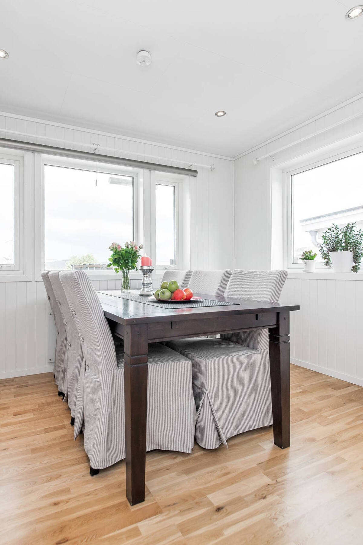 Det er god plass til stort spisebord mellom stue og kjøkken. Galleribilde