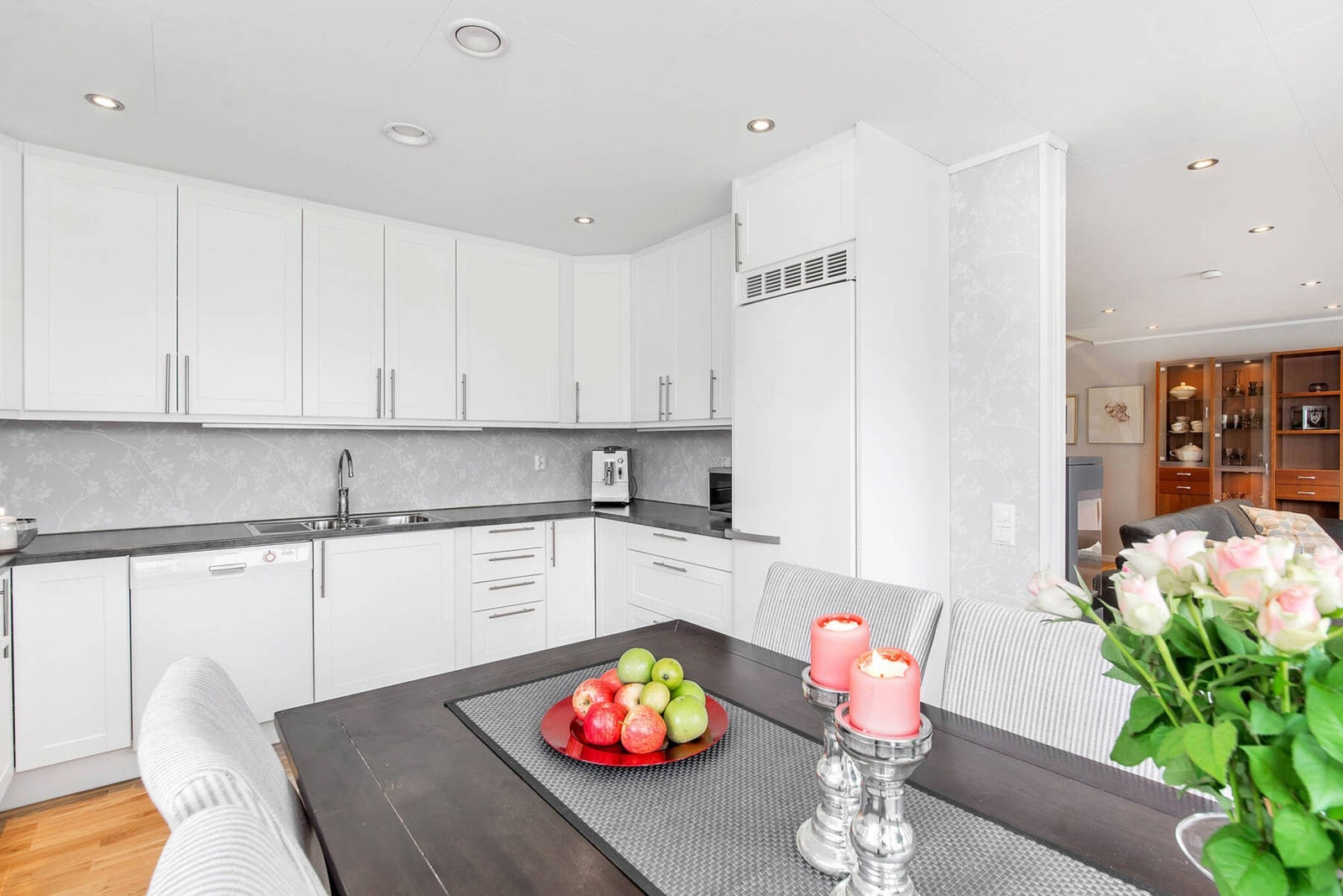 Kjøkken er innredet med stilrene profilerte fronter. Galleribilde