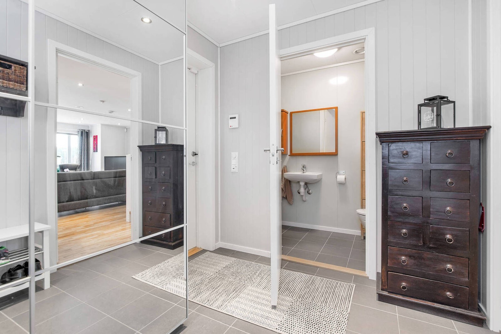 Romslig entre på 6 kvm med god plass til sko- og jakkeoppheng. Galleribilde