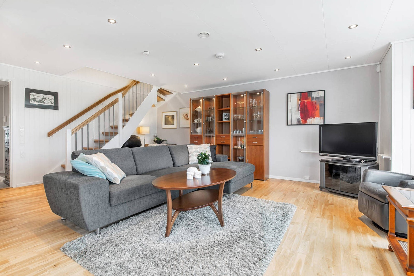 Stue er utført med blant annet parkett på gulv og downlights i taket. Galleribilde