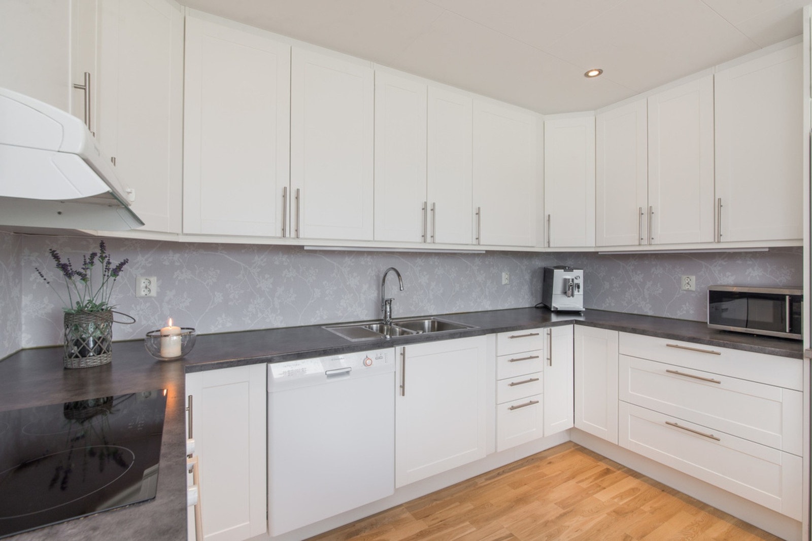 Kjøkkenet er blant annet utstyrt med integrerte hvitevarer som platetopp, stekeovn, oppvaskmaskin og kjøleskap. Galleribilde