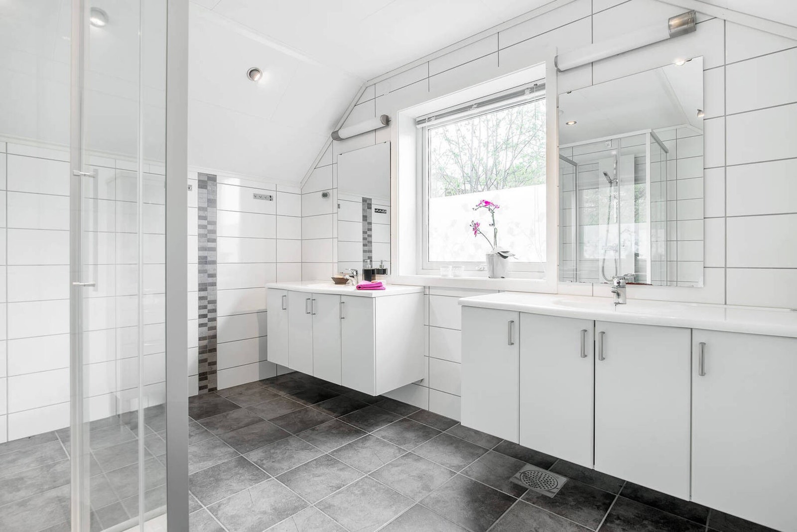 Svært flott bad på hele 10 kvm. Galleribilde