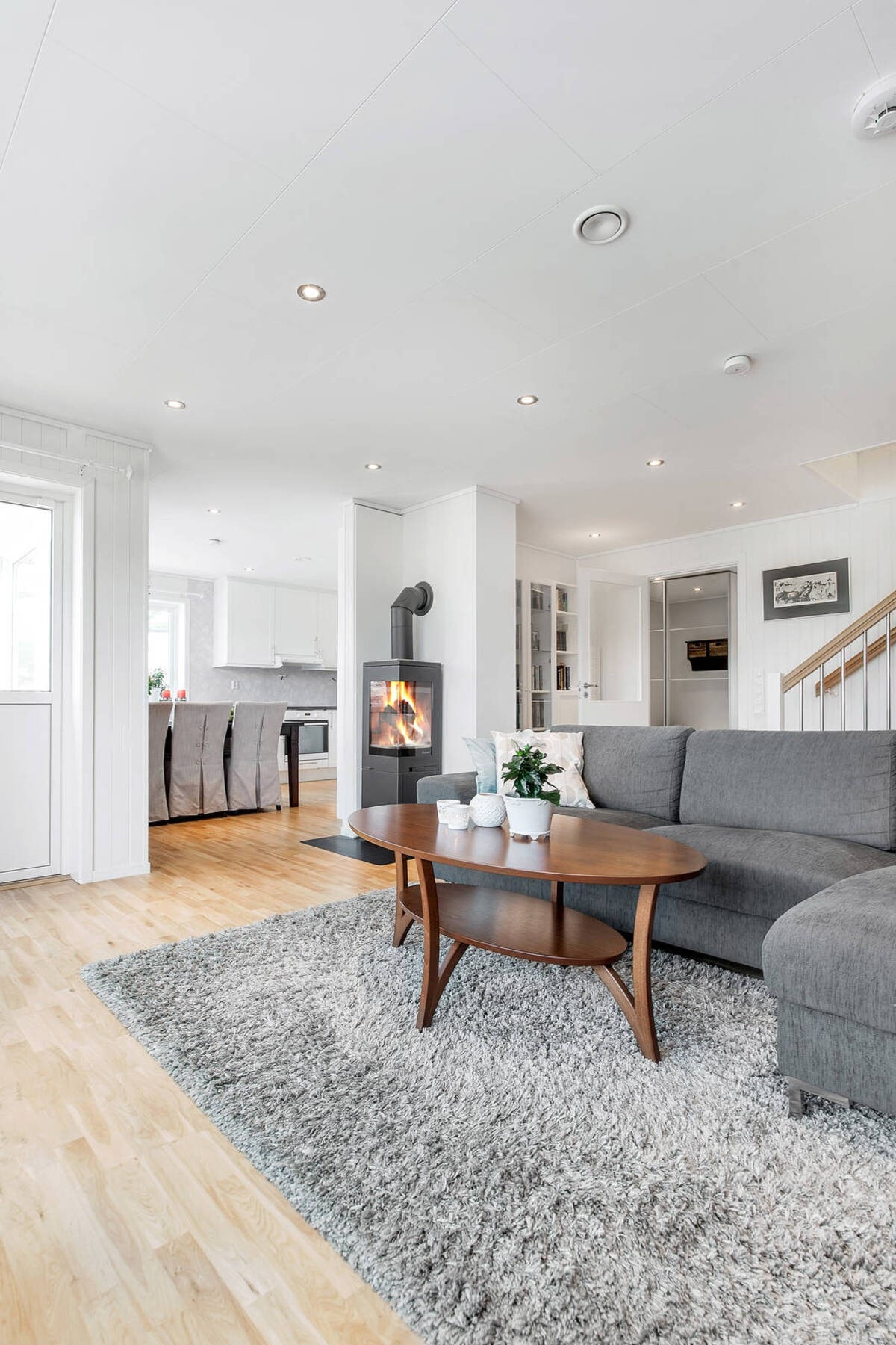 For oppvarming har du blant annet en flott peis på stuen. Galleribilde