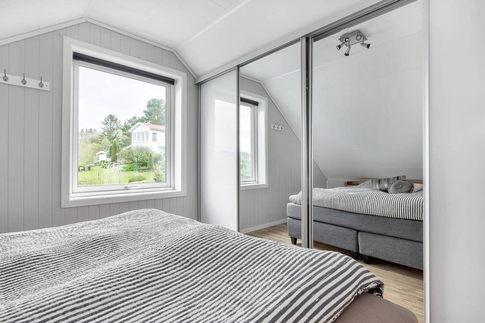 Her finner du blant annet en stor skyvedørsgarderobe for praktisk oppbevaring. Galleribilde