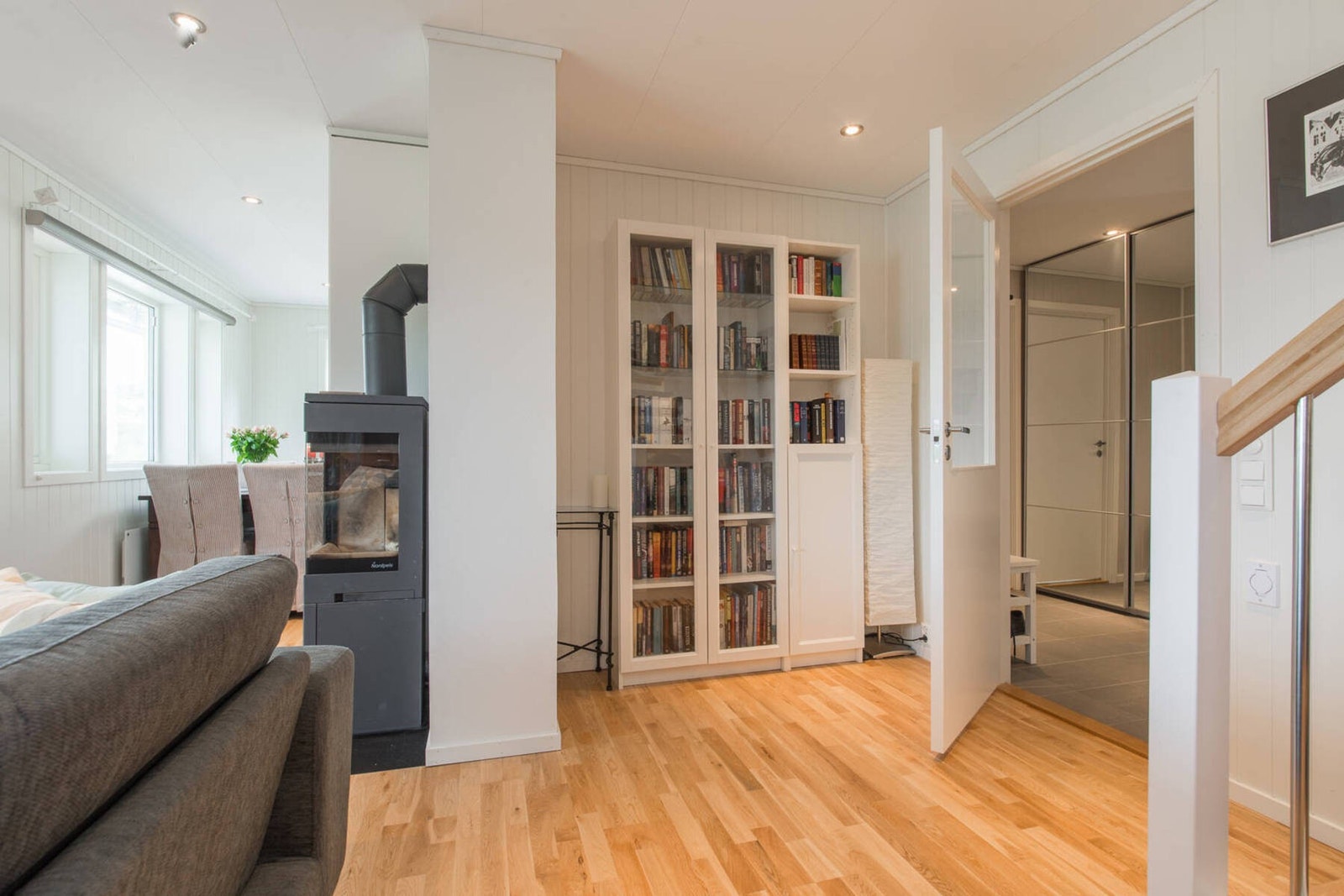 Stuen fremstår som svært romslig med god plass til å innrede etter eget ønske. Galleribilde