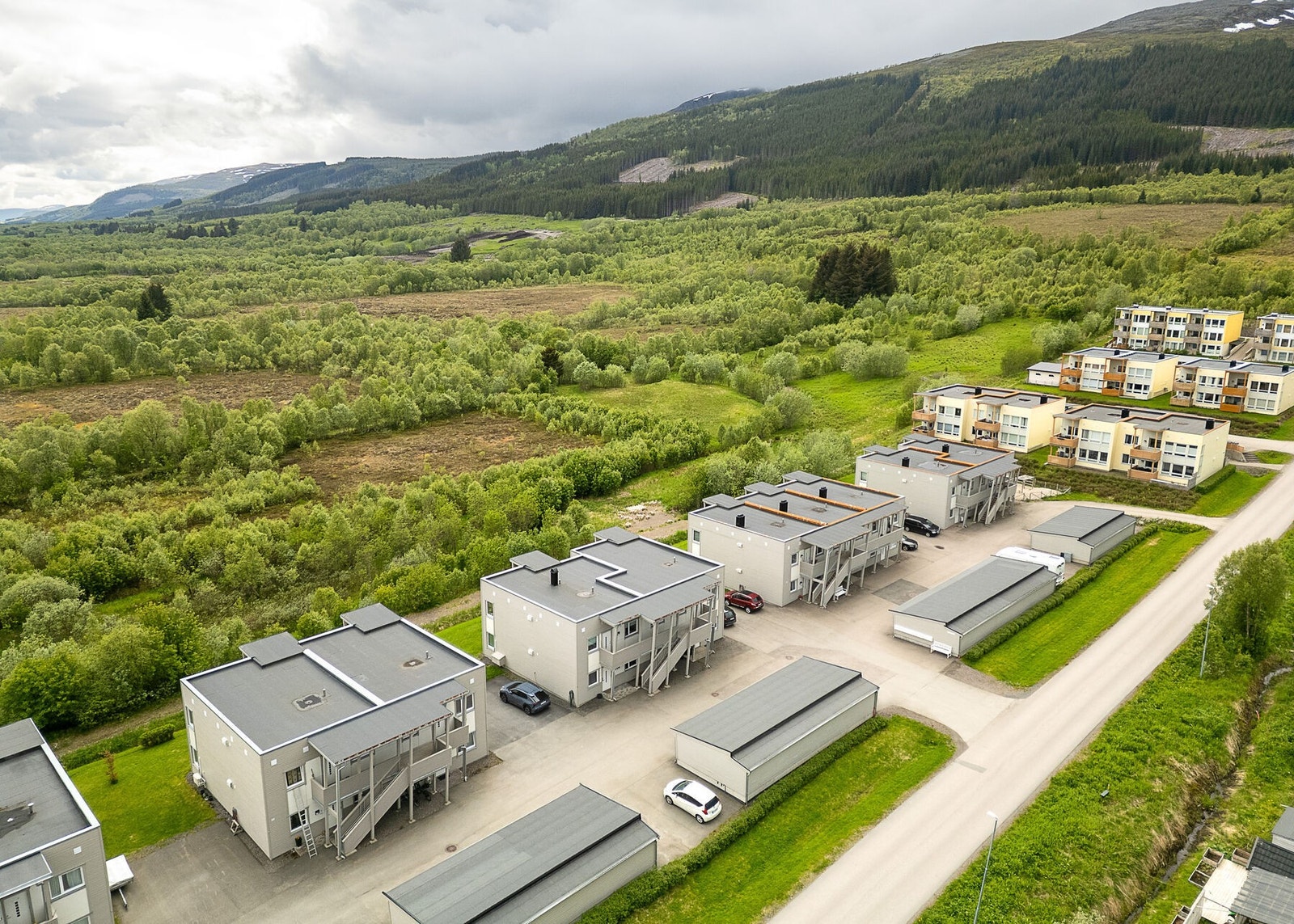 Nærhet til utmark, med attraktivt og meget brukt turområde både sommer og vinter, med bl.a. lysløype og gapahuker. Galleribilde