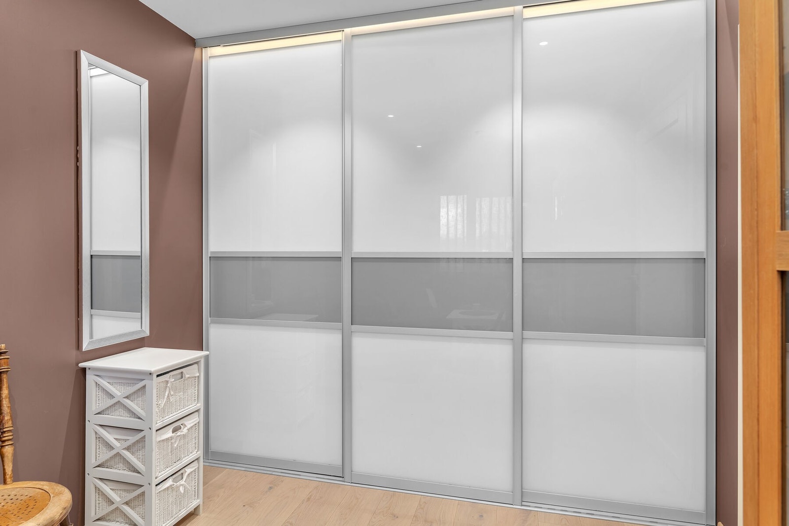 Soverom 2 er også innredet med skyvedørsgarderobe. Galleribilde