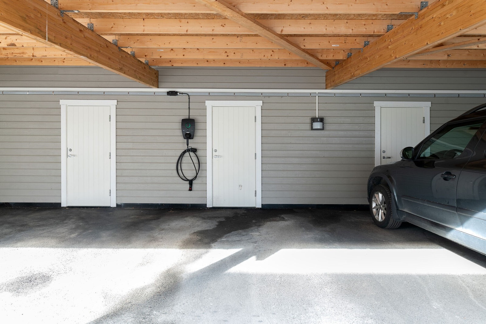 Parkering i carport med sportsbod i bakkant. Galleribilde