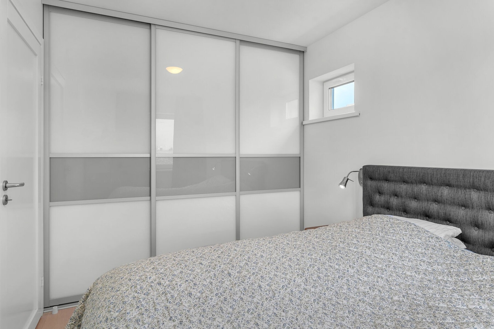 Hovedsoverommet er innredet med skyvedørsgarderobe. Galleribilde