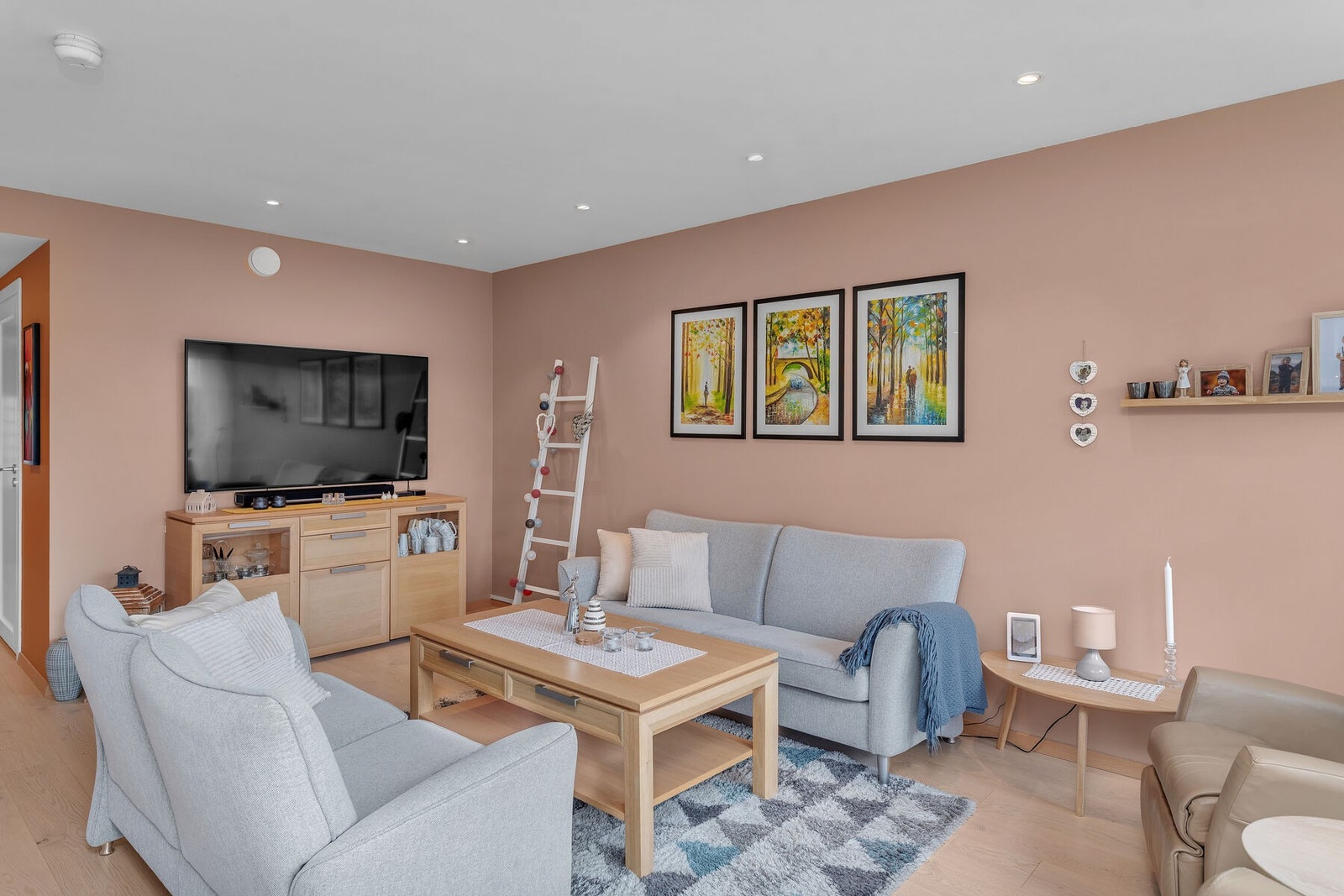 Fra gangen kommer du inn til en innbydende stue med tidsriktig farge- og materialvalg. Galleribilde