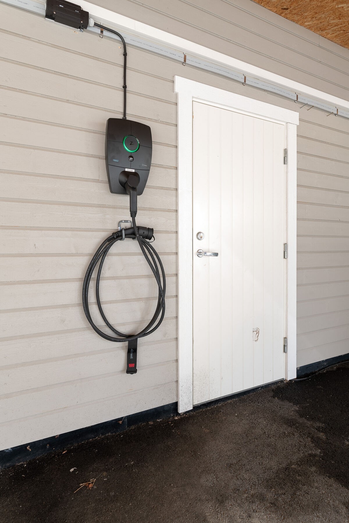 I carport er det montert elbil-lader. Galleribilde