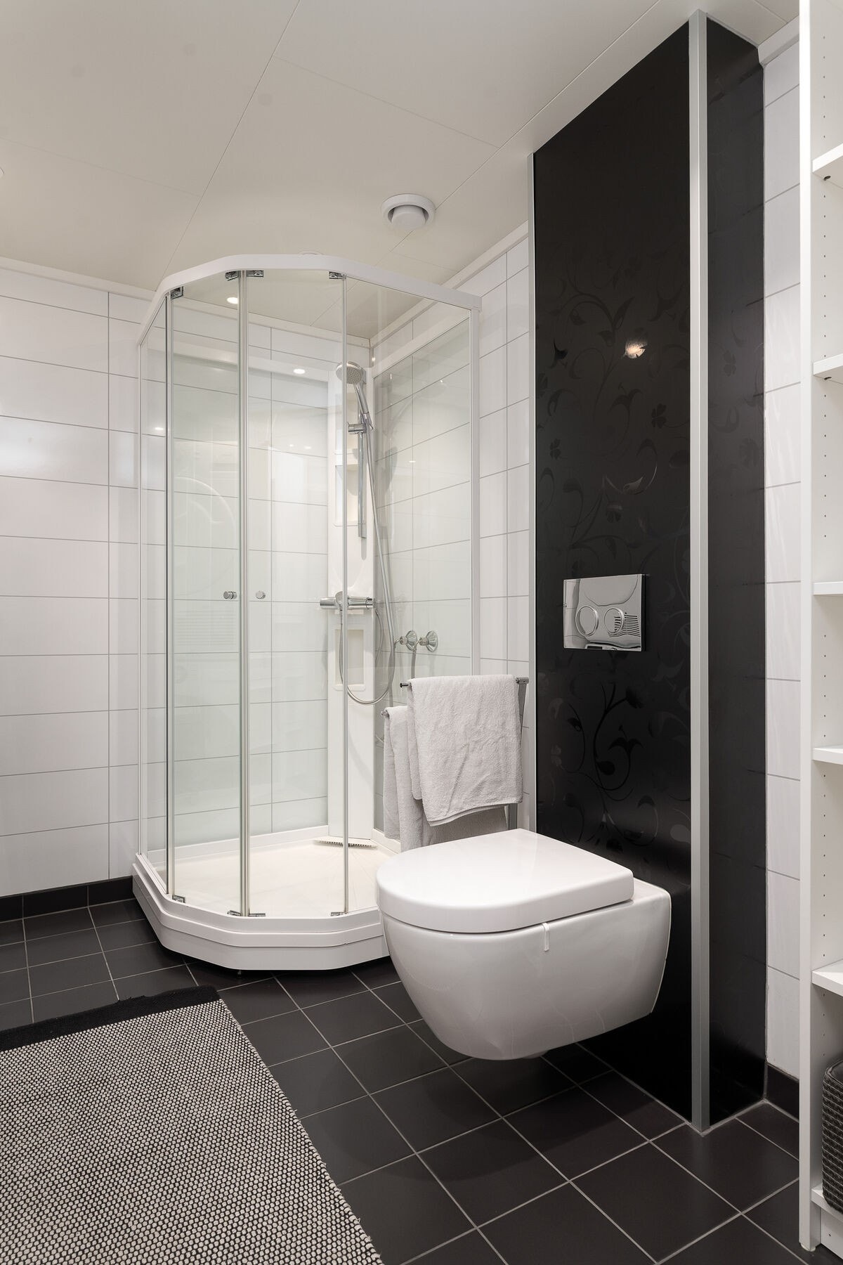 Badet har flislagt gulv med varmekabler, og det er spotter i taket. Galleribilde