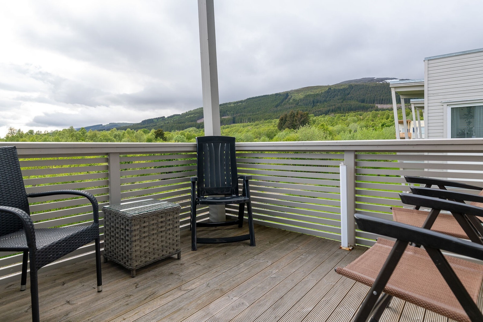 Sørvest-vendt terrasse med gode sol- og utsiktsforhold. Galleribilde
