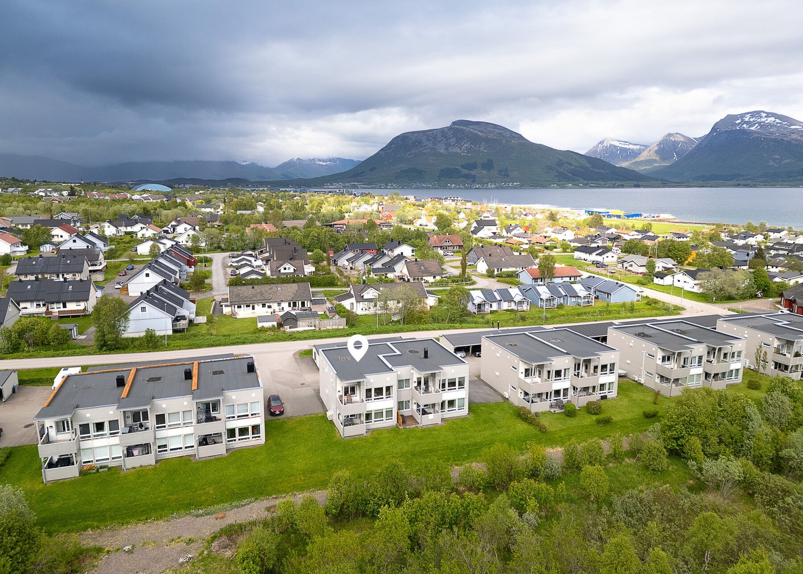 Beliggenhet i et attraktivt og barnevennlig boligområde sør på Sortland, med kort avstand til flere fasiliteter. Galleribilde