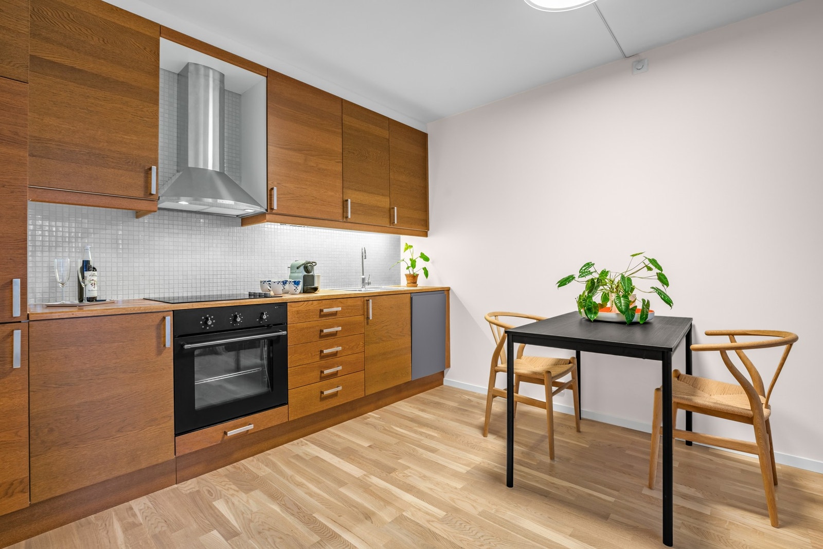 Hvitevarene består av integrert platetopp, stekeovn, smal oppvaskmaskin og kjøle-/fryseskap. Galleribilde