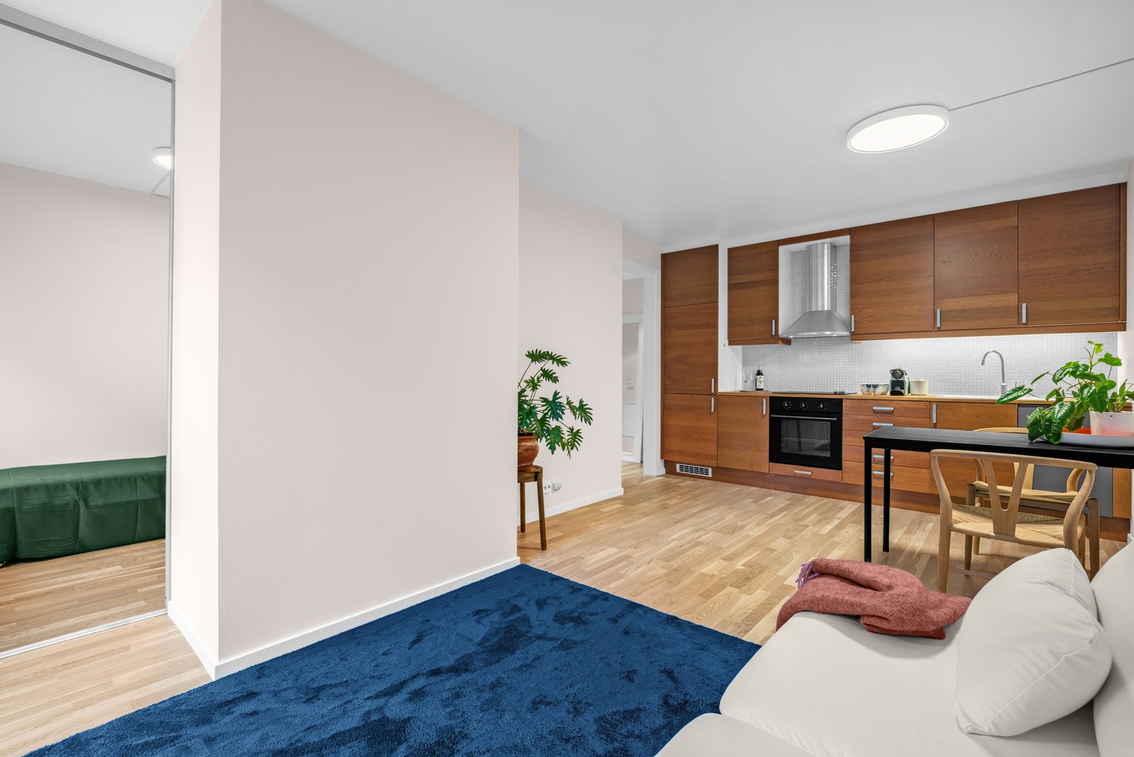 Praktisk og åpen planløsning med integrert kjøkken og stue. Galleribilde