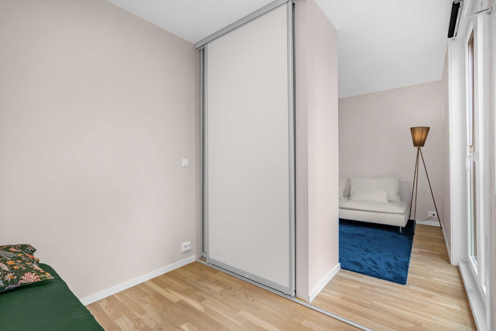 Medfølgende garderobeløsning med speil. Galleribilde