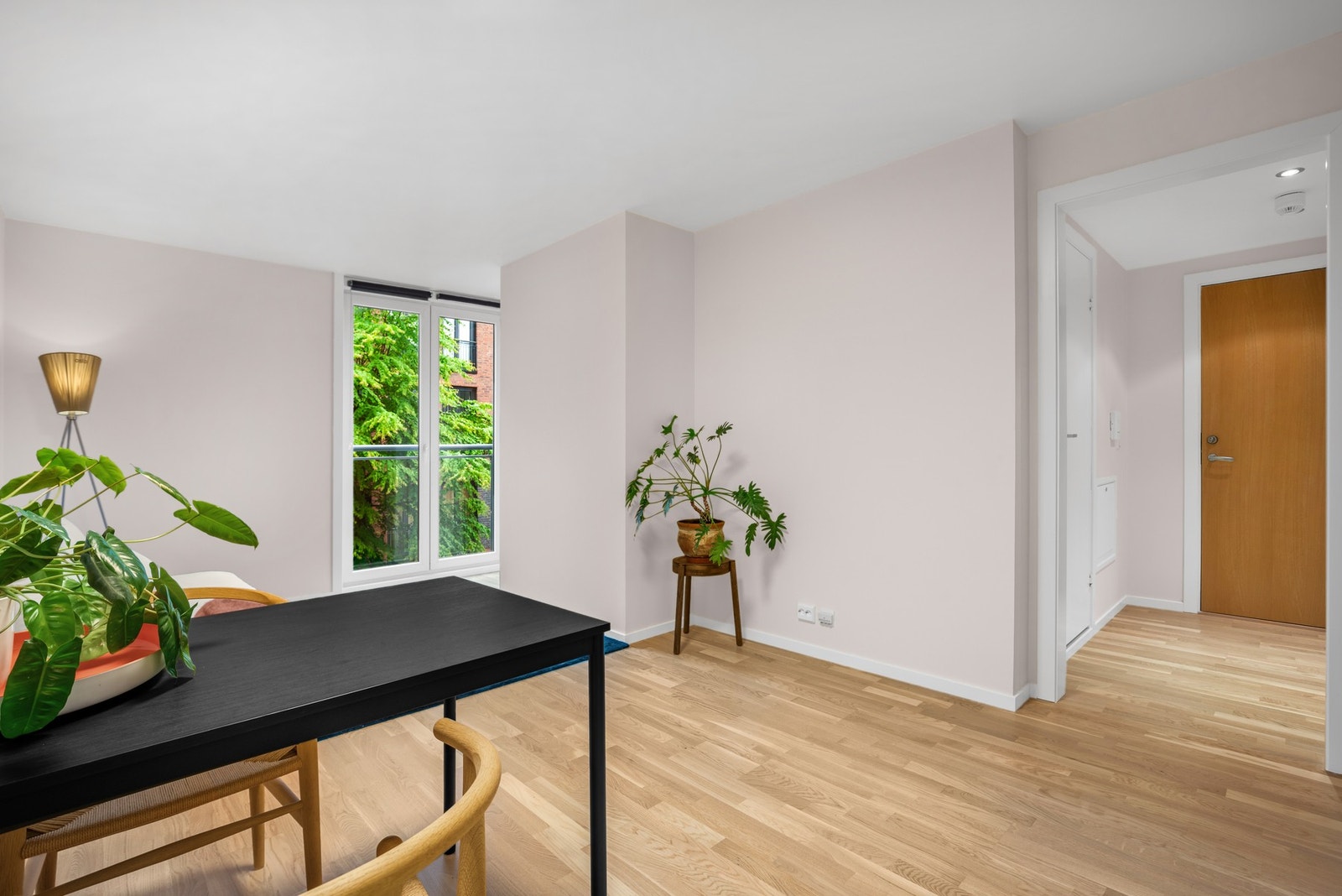 Lys og moderne 2-roms fra 2009 med fransk balkong og heis. Galleribilde