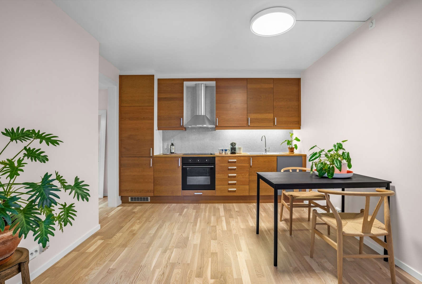 Veggen over benken er belagt med mosaikkfliser. Galleribilde