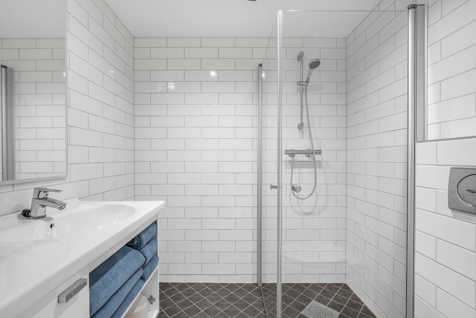 Bad med termostatstyrt gulvvarme og opplegg for vaskemaskin. Galleribilde