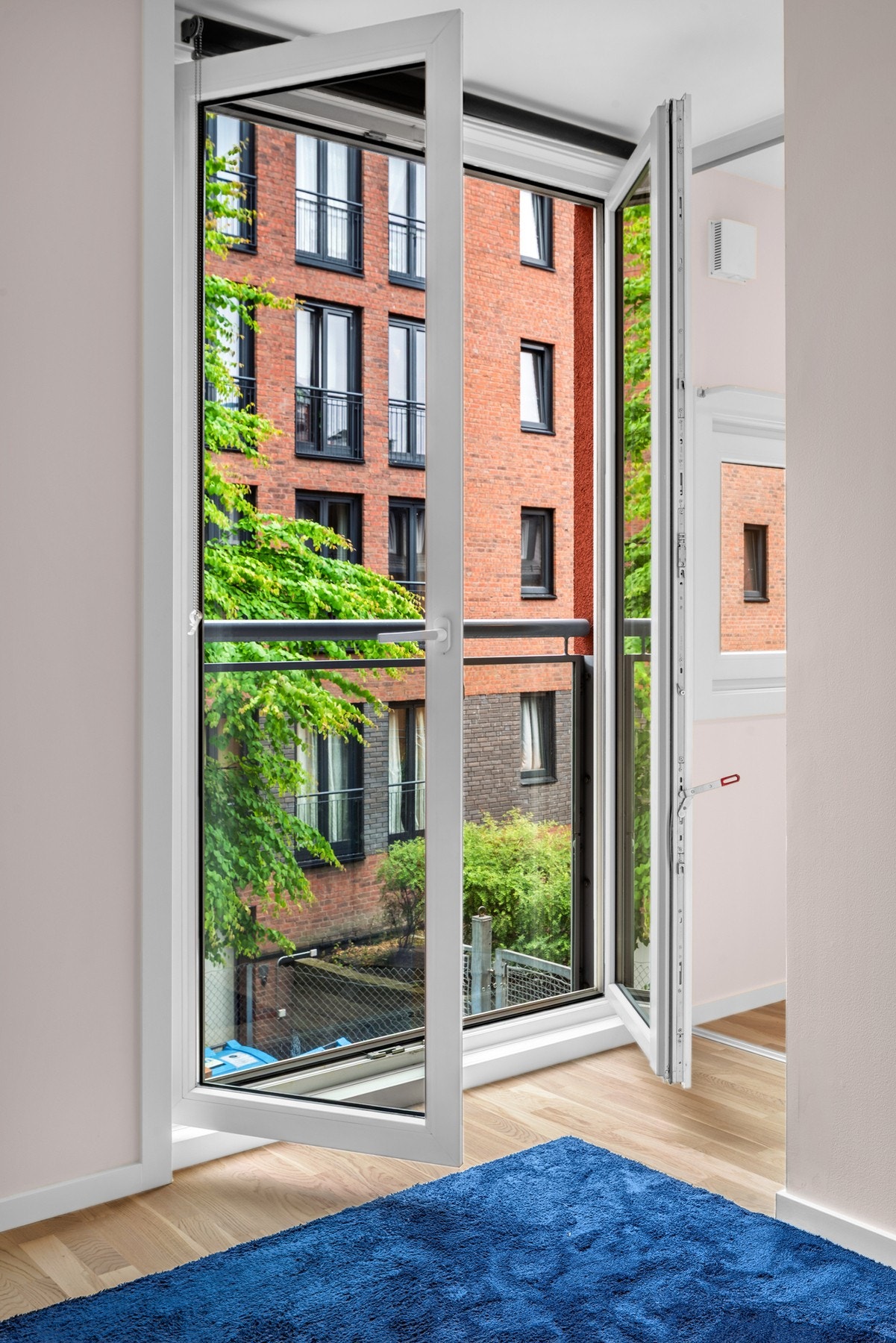 Fransk balkong med innadlåsende dører i stuen. Galleribilde