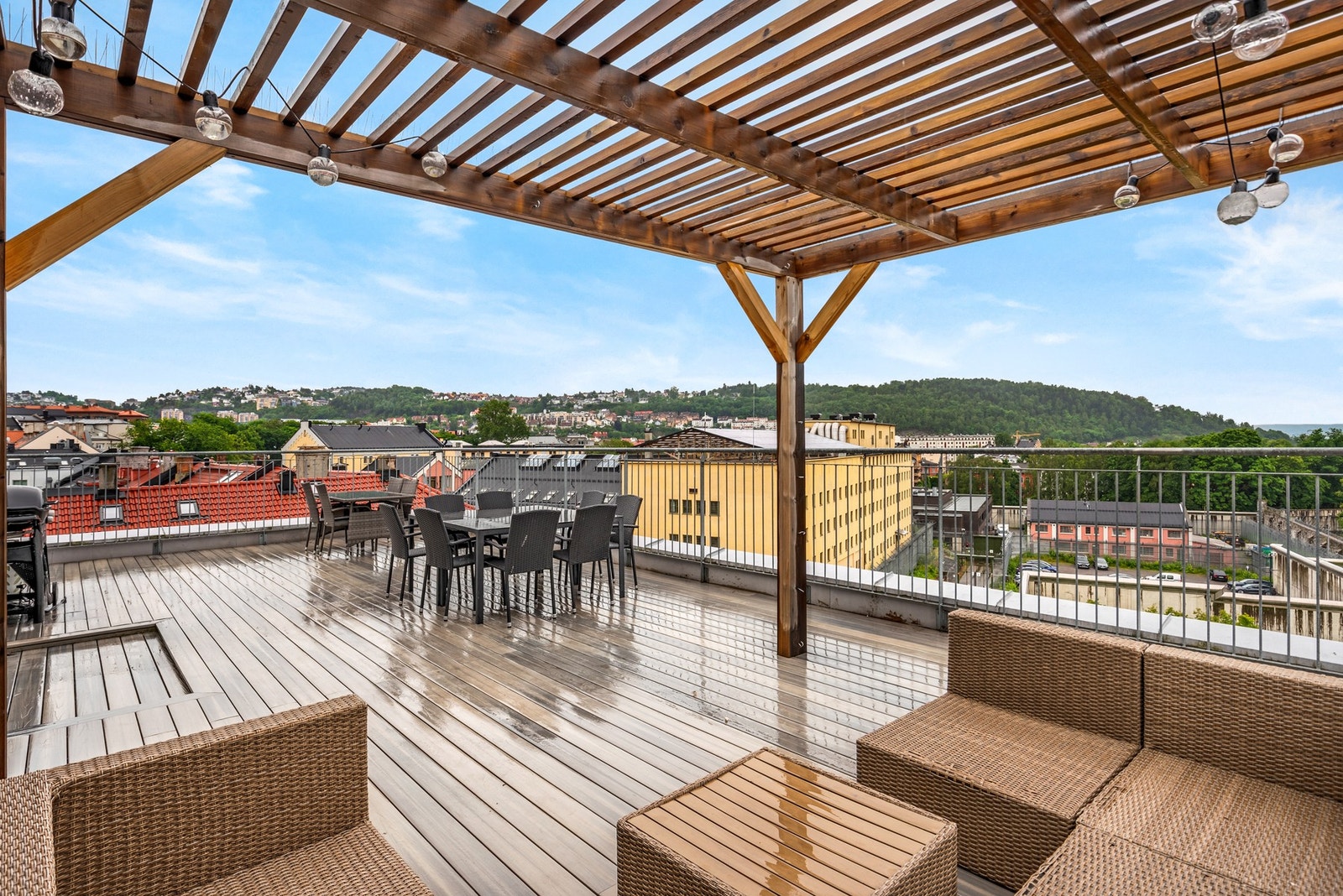 Sameiet har en stor felles takterrasse med flott utsikt over byen. Galleribilde