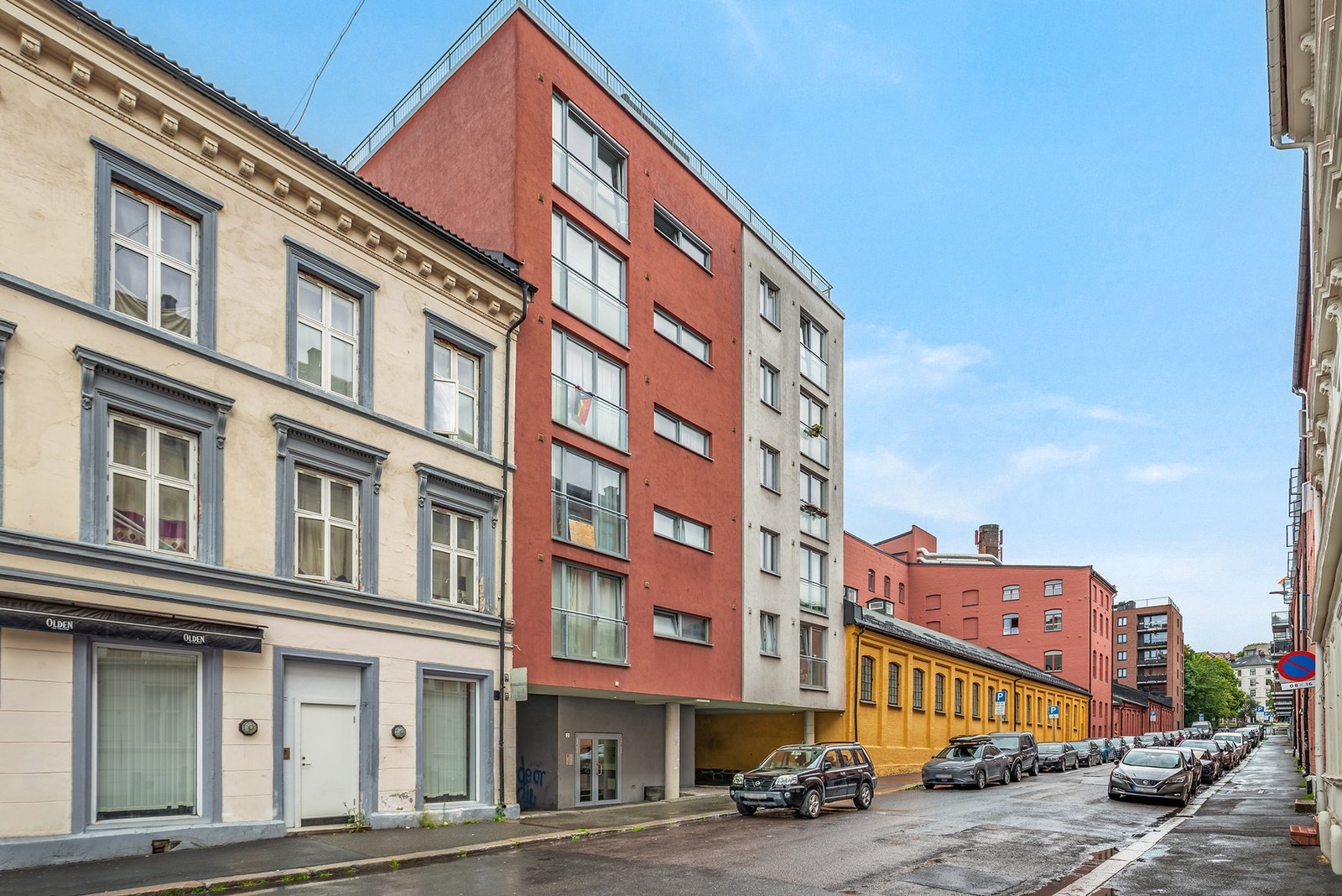 Leiligheten ligger i en enveiskjørt og rolig gate, like ved Sommerfrydhagen park. Galleribilde