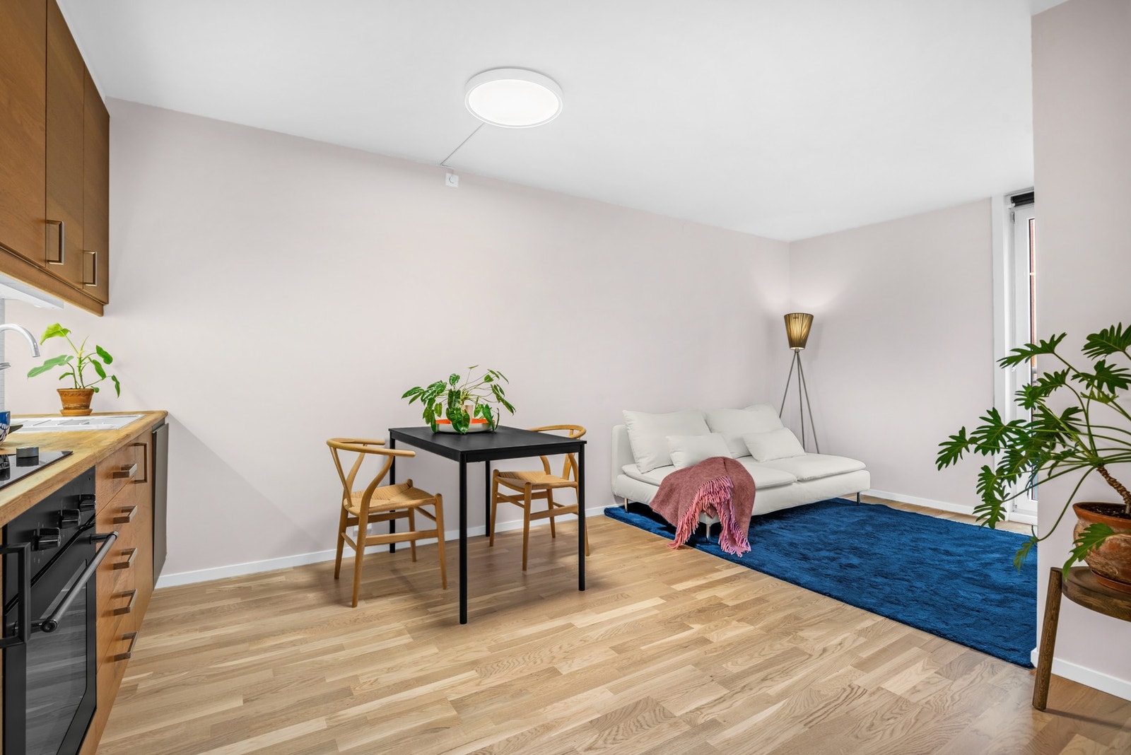 Sofa og kjøkkenbord kan følge med hvis ønskelig. Galleribilde