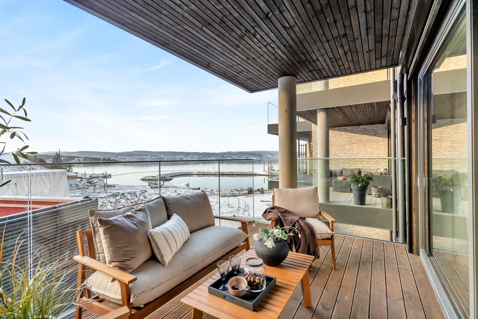 Fantastiske sol - og lysforhold med sjøen og skogen som nærmeste nabo. Spro Havn vil få et flott havneområde med grøntarealer, strand, brygge, molo og båtplasser. Galleribilde