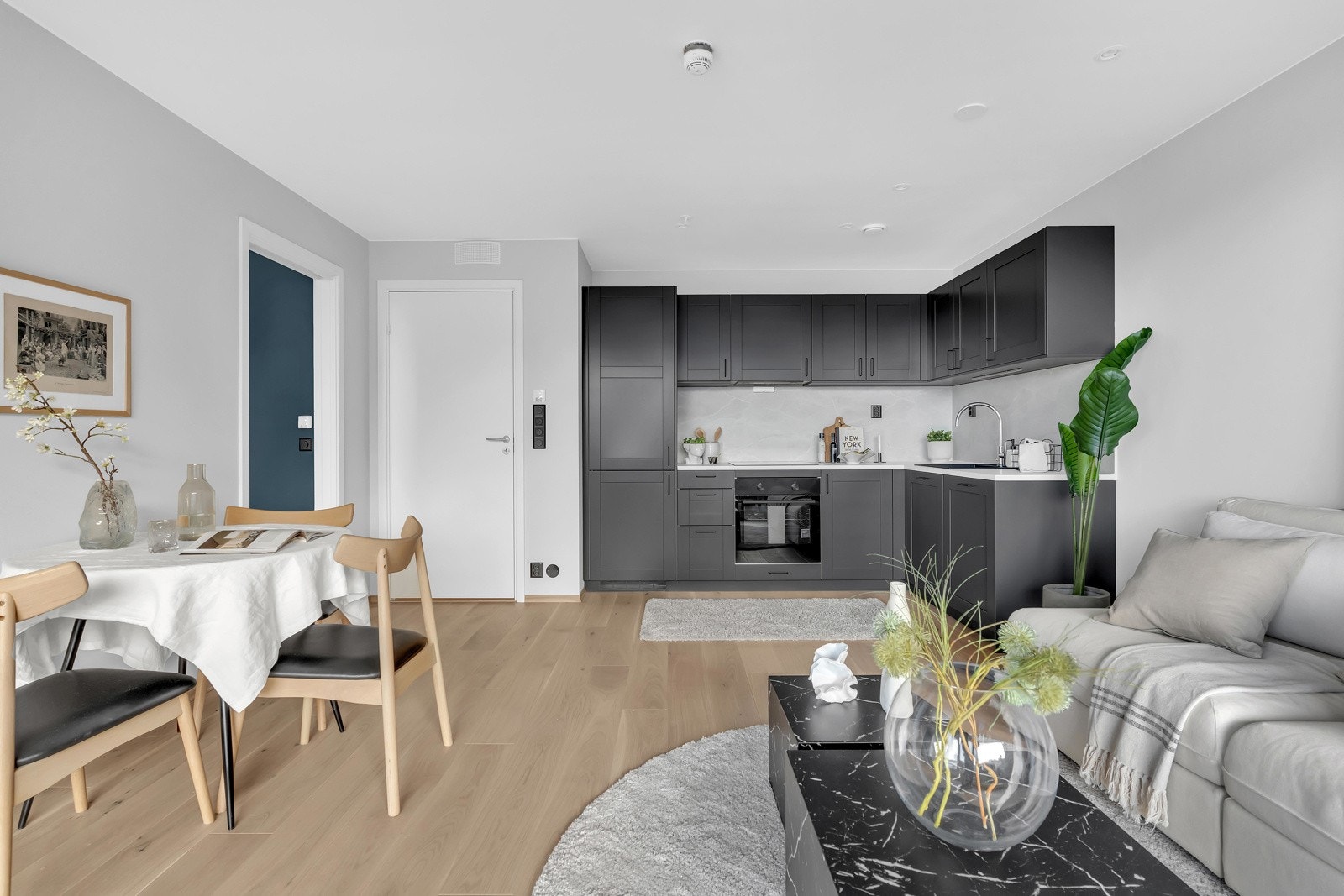 Stuen og kjøkkenet er bygget med en åpen løsning som bidrar til en god sosial atmosfære. Galleribilde