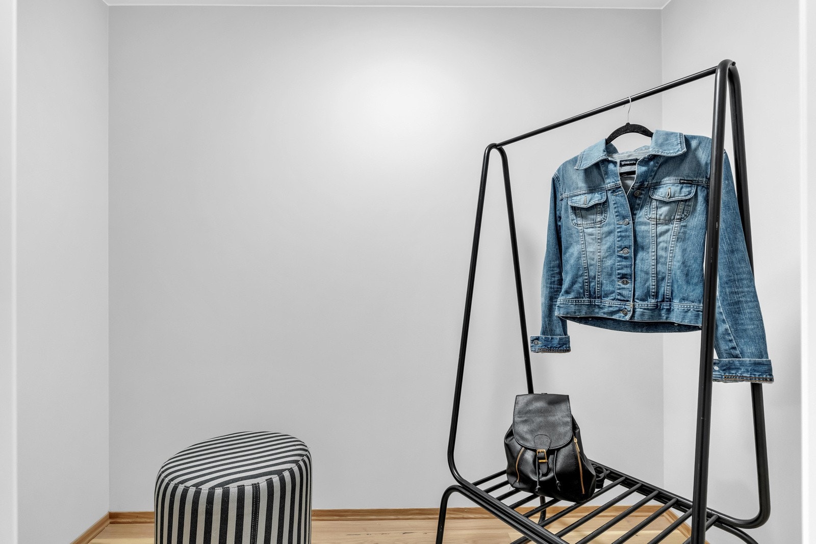 Leilighetens innvendige bod befinner seg i entréen. Den er romslig, og har god plass til ytterlig oppbevaring. Galleribilde