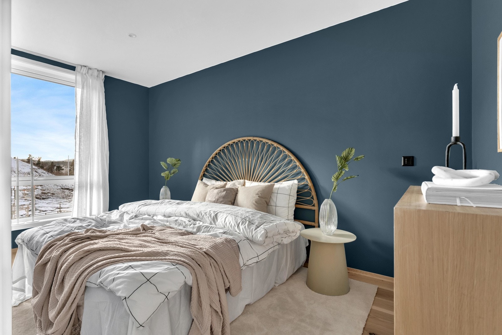 Det nydelige soverommet som består av vegger kledd i en moderne og behageglig blåtone. Galleribilde