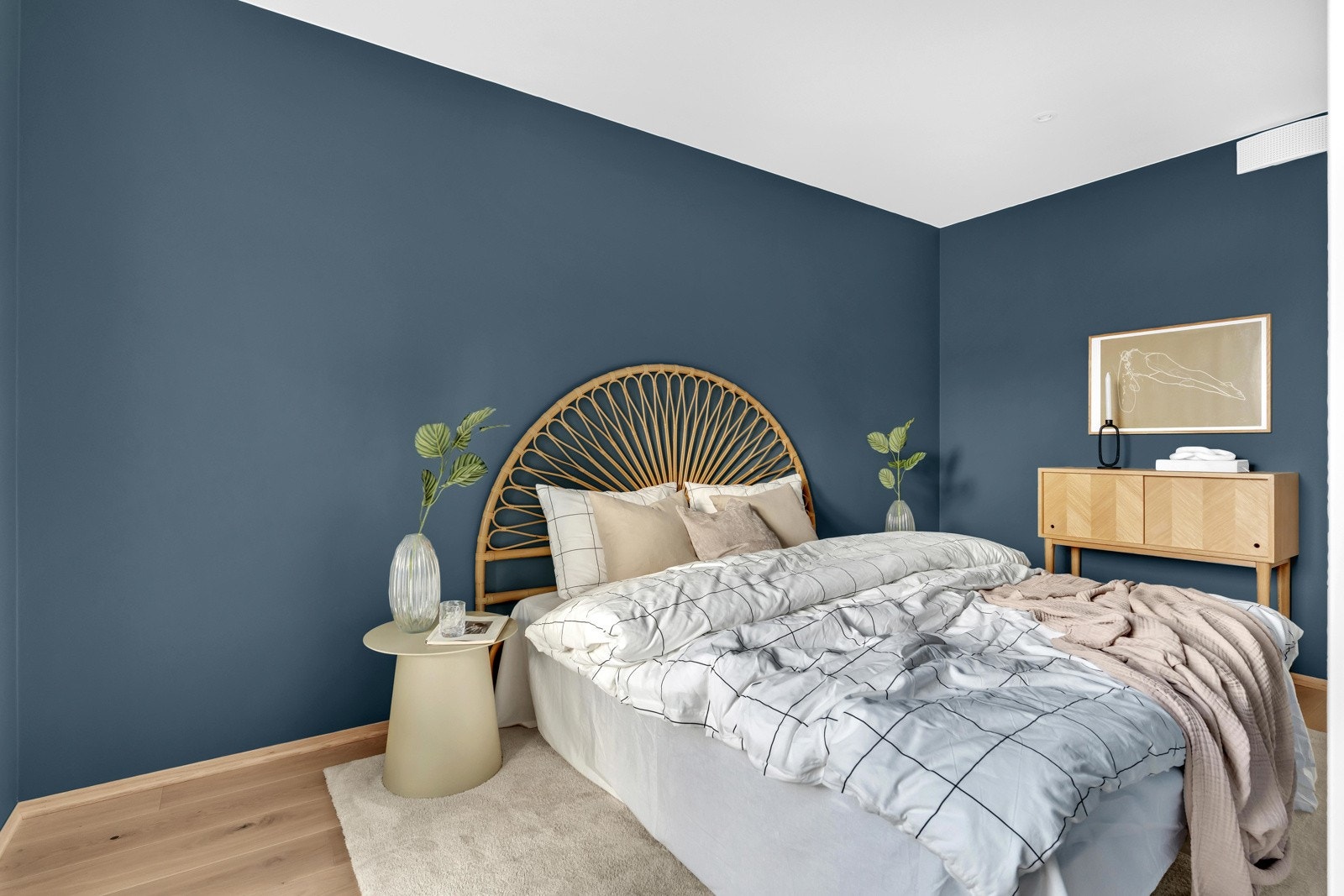 Her er det plass til en seng av rikelig størrelse og annet ønskelig møblement, samt plass til oppbevaring i garderobeskap/kommoder. Galleribilde