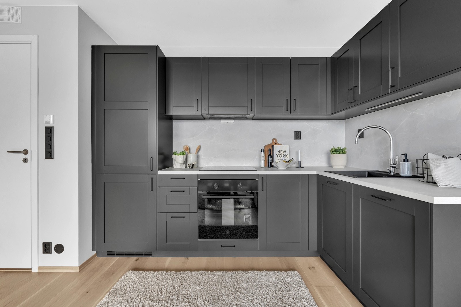 Frontene på kjøkkene er i en nydelig matt sort farge med en tilhørende 3 cm tykk bankeplate av laminat i en komplimentær lys farge. Kjøkkenene i bygget leveres av Drømmekjøkkenet eller tilsvarende. Galleribilde