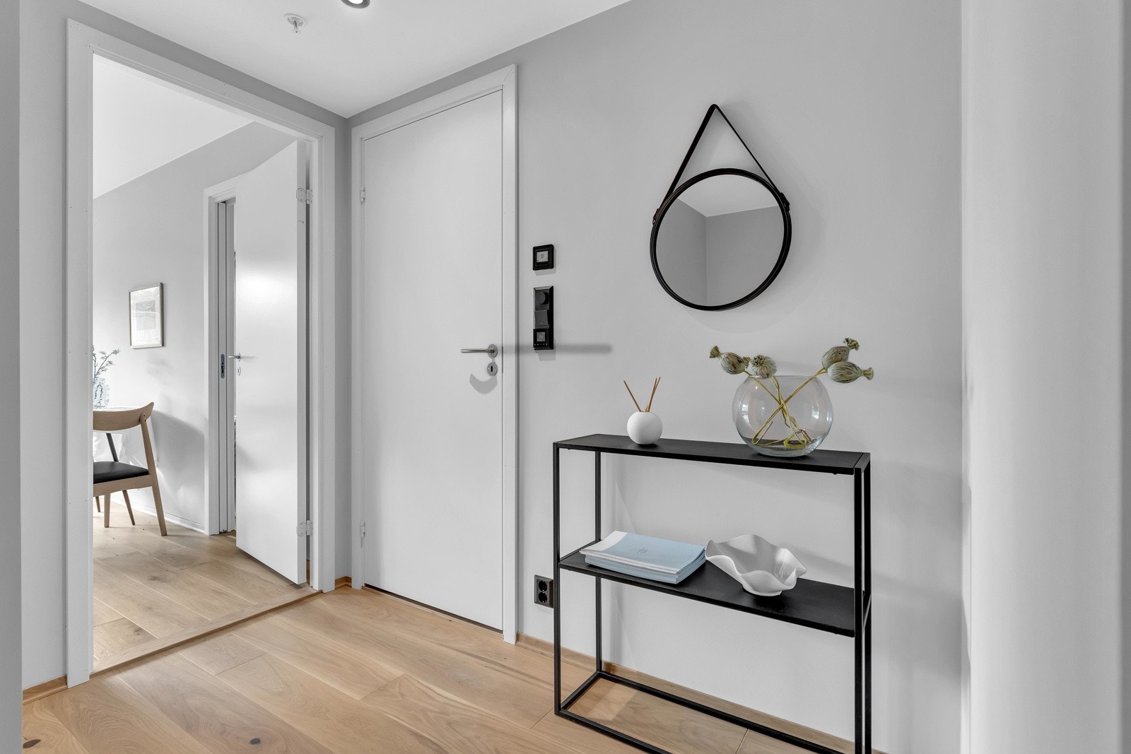 Leiligheten har en romslig, lys og innbydende entré som ønsker deg velkommen. Her er det god plass til å henge fra seg yttertøy, samt annet ønskelig møblement. Galleribilde