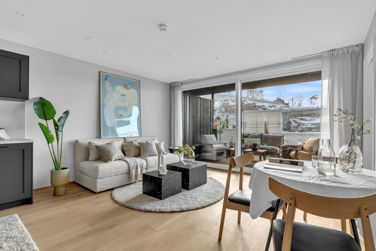 Fra stuen er det adkomst til en fin og luftig balkong - en herlig forlengelse av leiligheten Galleribilde