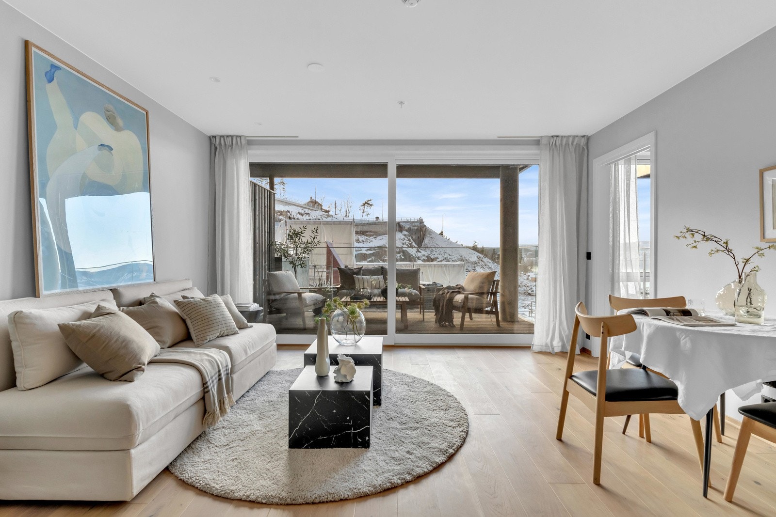 Stuen har store og flotte vinduer som slipper inn riklig med naturlig lys. Vinduet fungerer som en praktisk skyvedør ut mot balkongen slik at man kan få en behagelig forlengelse av stuen på sommerstid. Galleribilde