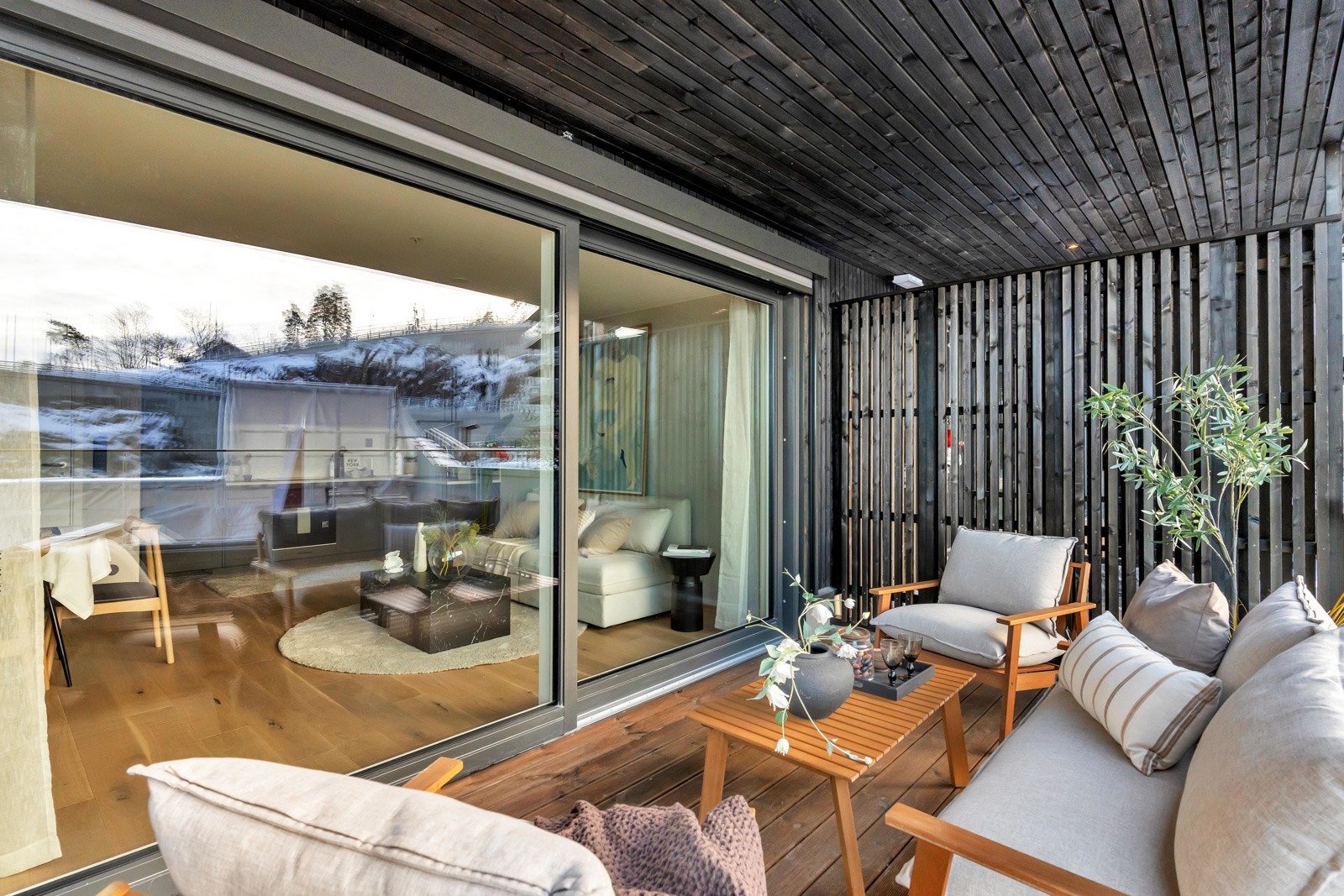 Her har god plass til en deilig lounge og annet ønskelig utemøblement. Galleribilde
