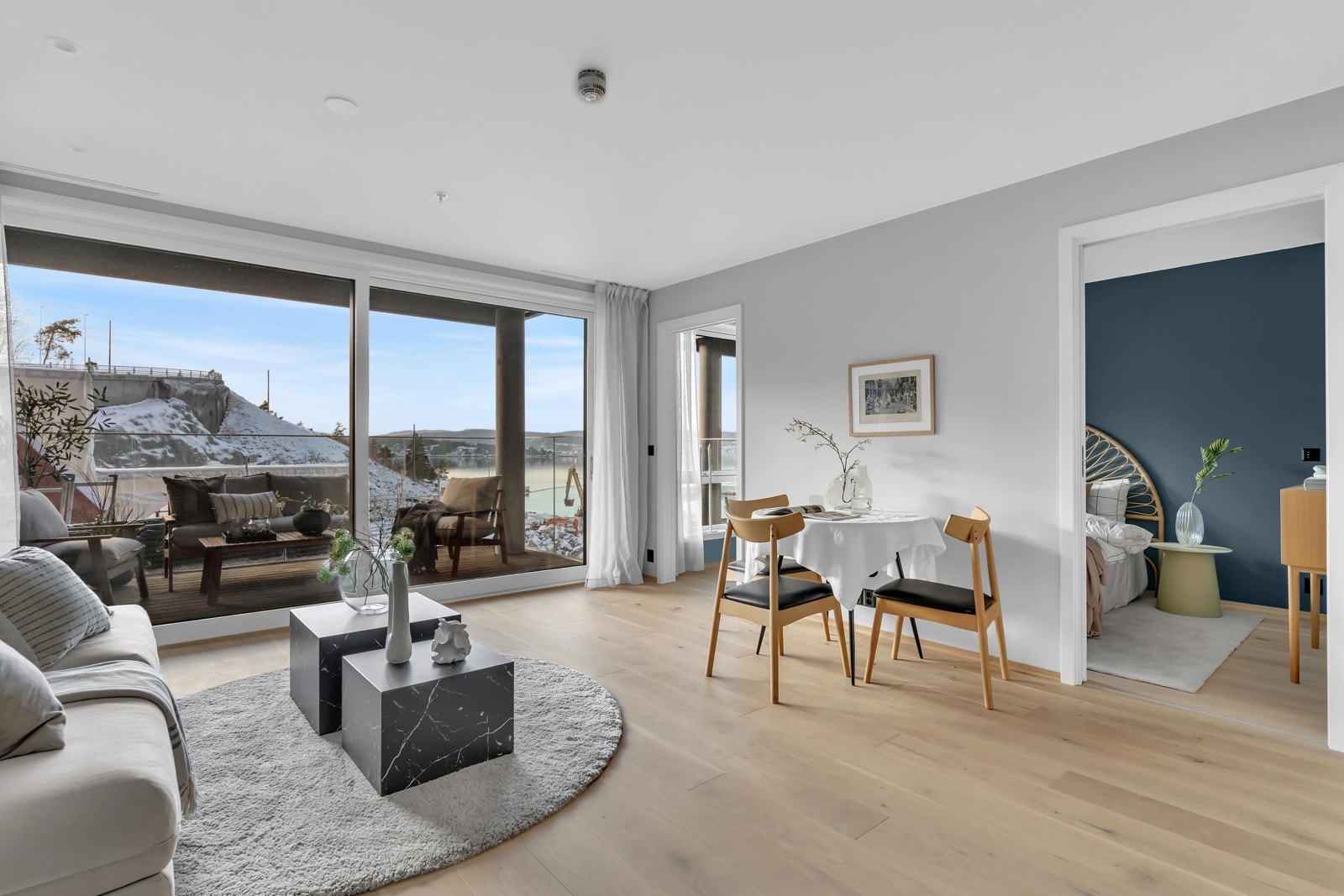 Bli med inn i leilighetens primære oppholdsrom, nemlig stuen! Her er det gode møbleringsmuligheter uten at romfølelsen settes på spill. Det er plass til både sofamøblement, multimedia og en koselig spisesone. Galleribilde