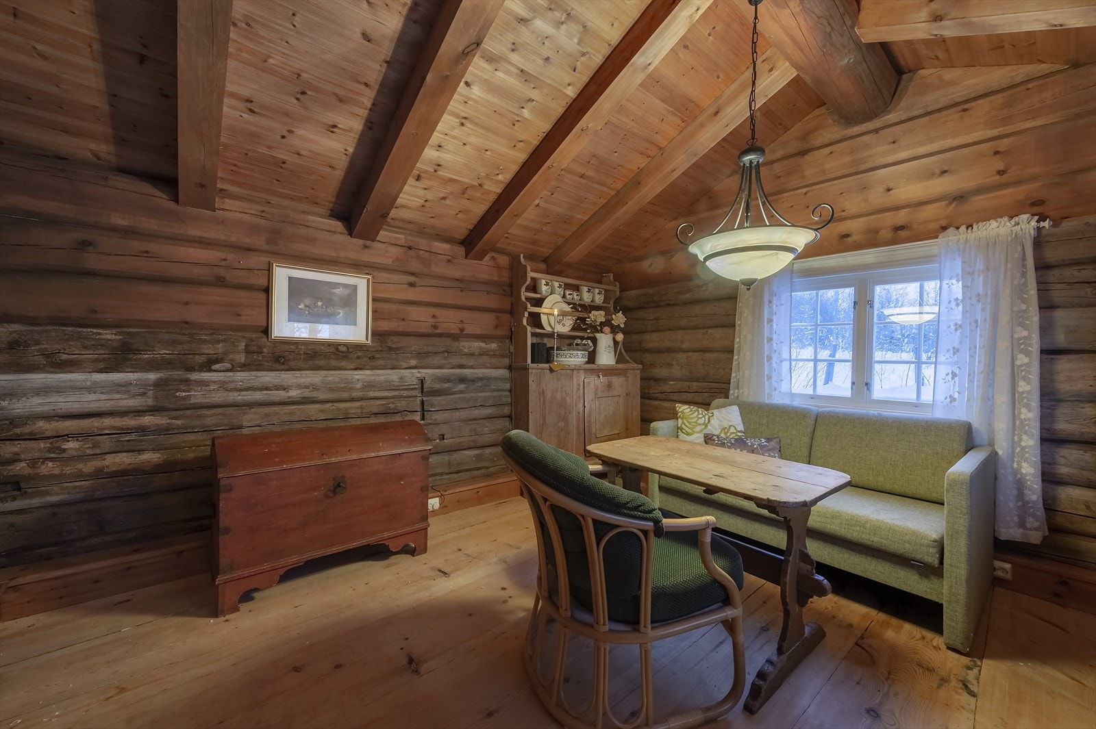 Smia er innredet som oppholdsrom/soverom Galleribilde