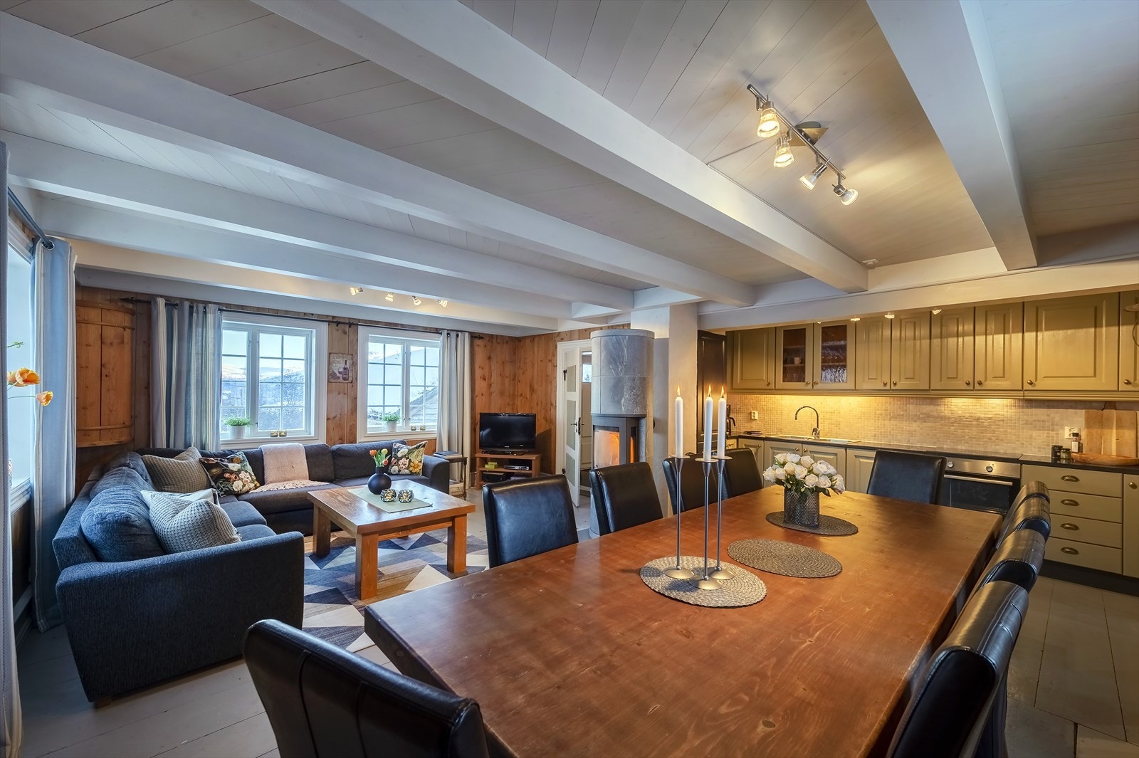 Stue med åpen løsning mot kjøkken Galleribilde